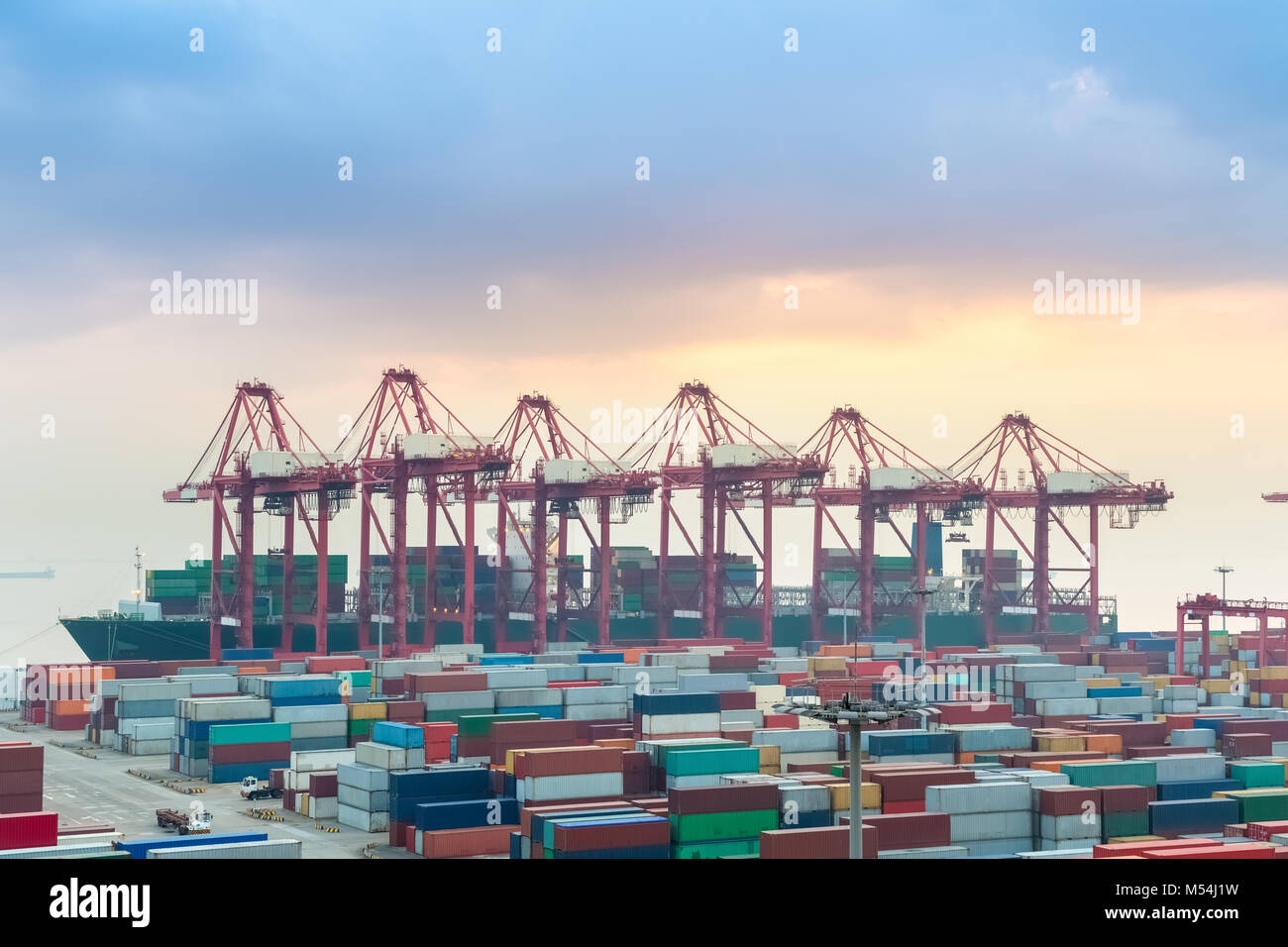 Contenitore wharf al crepuscolo Foto Stock