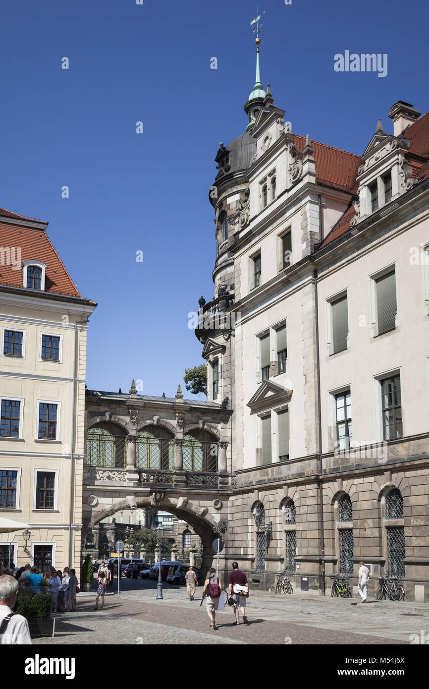Un arco tra due edifici in Dresden Germania Foto Stock