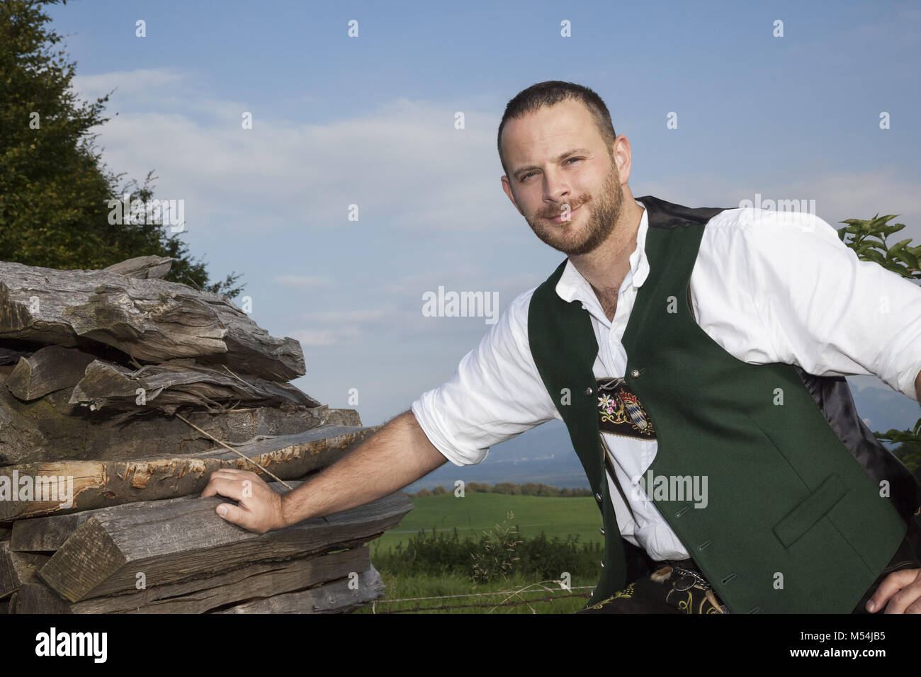 Un uomo in Baviera stoffa tradizionale Foto Stock