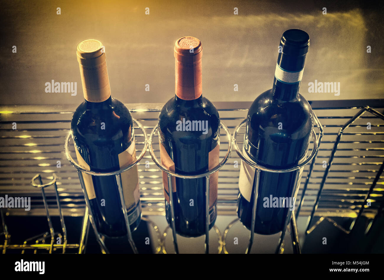 Bottiglie di vino al bar Foto Stock