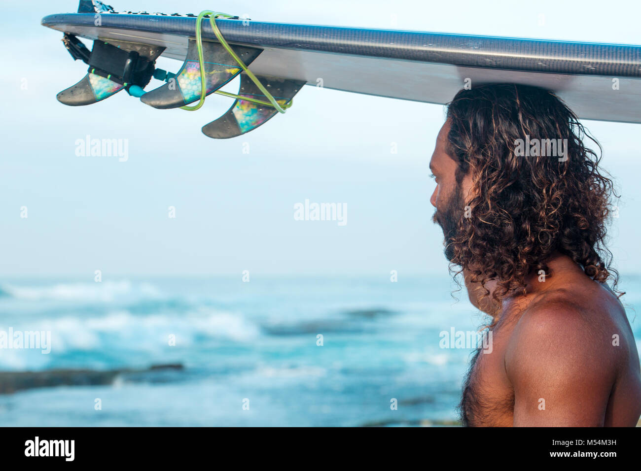 Il surfer guarda le onde Foto Stock