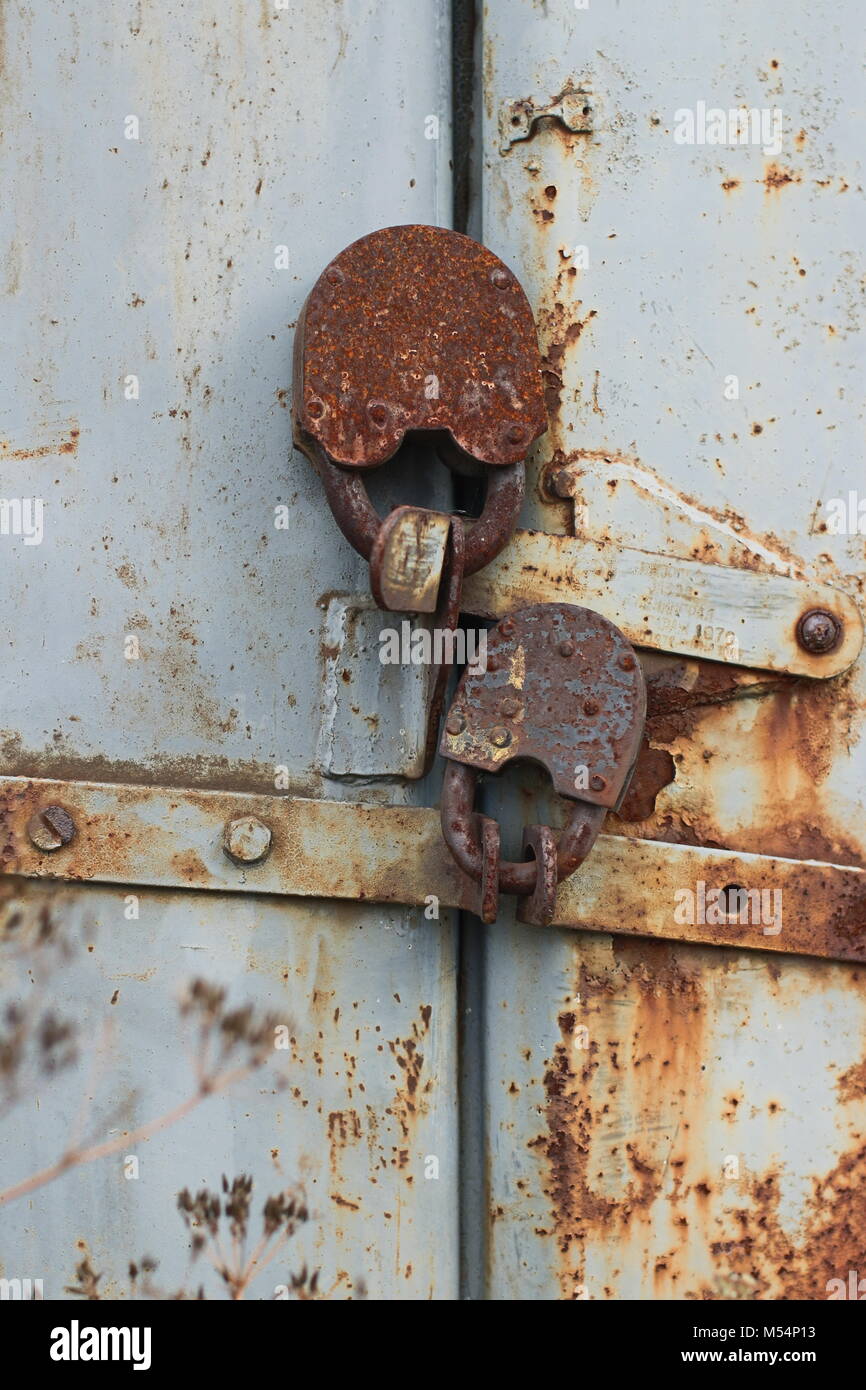 Due vecchie serrature affidabile al cancello del granaio Foto Stock