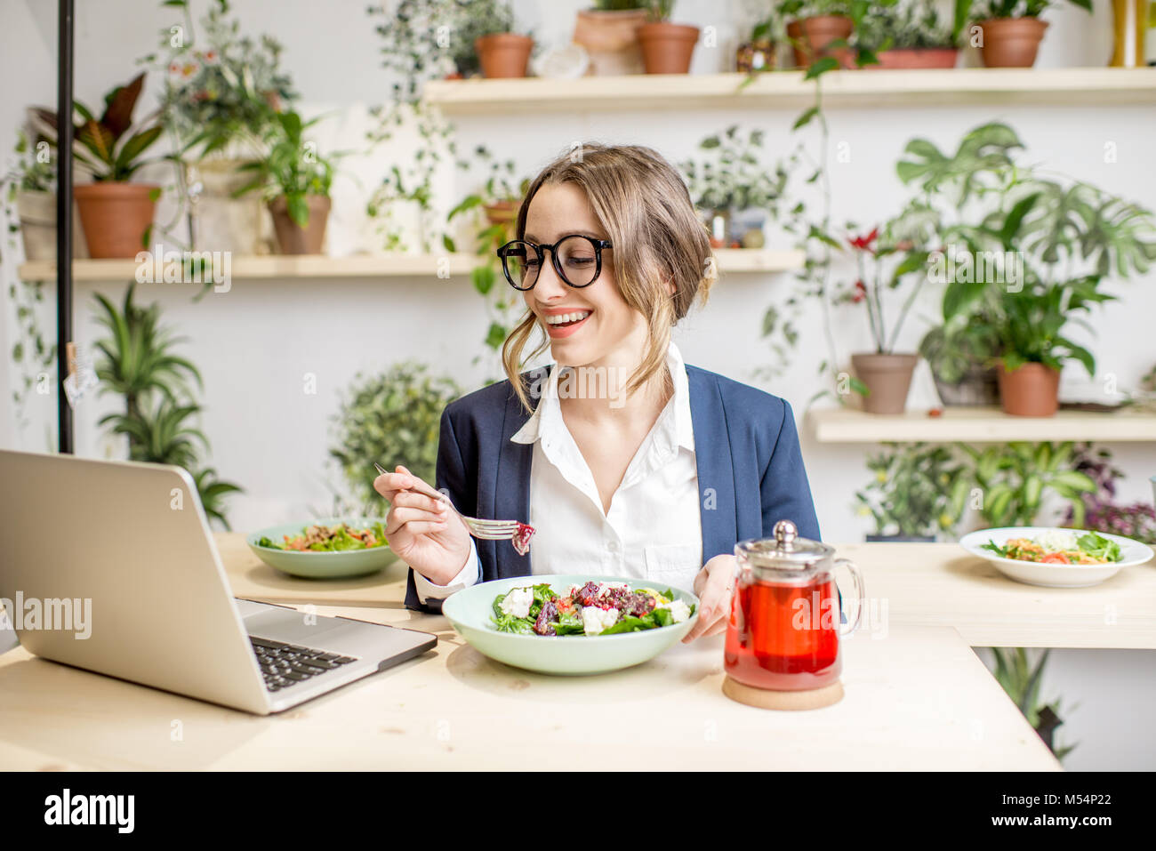 Donna durante il pranzo di lavoro nel ristorante vegano Foto Stock