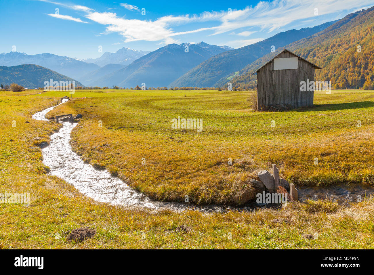 Val Venosta panorama con il fiume Alpi Italiane Foto Stock
