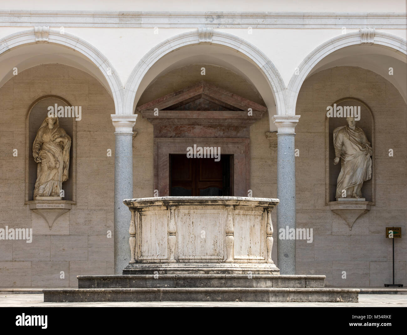 Monte Cassino, Italia - 17 Giugno 2017: Chiostro dell abbazia benedettina di Monte Cassino. Italia Foto Stock