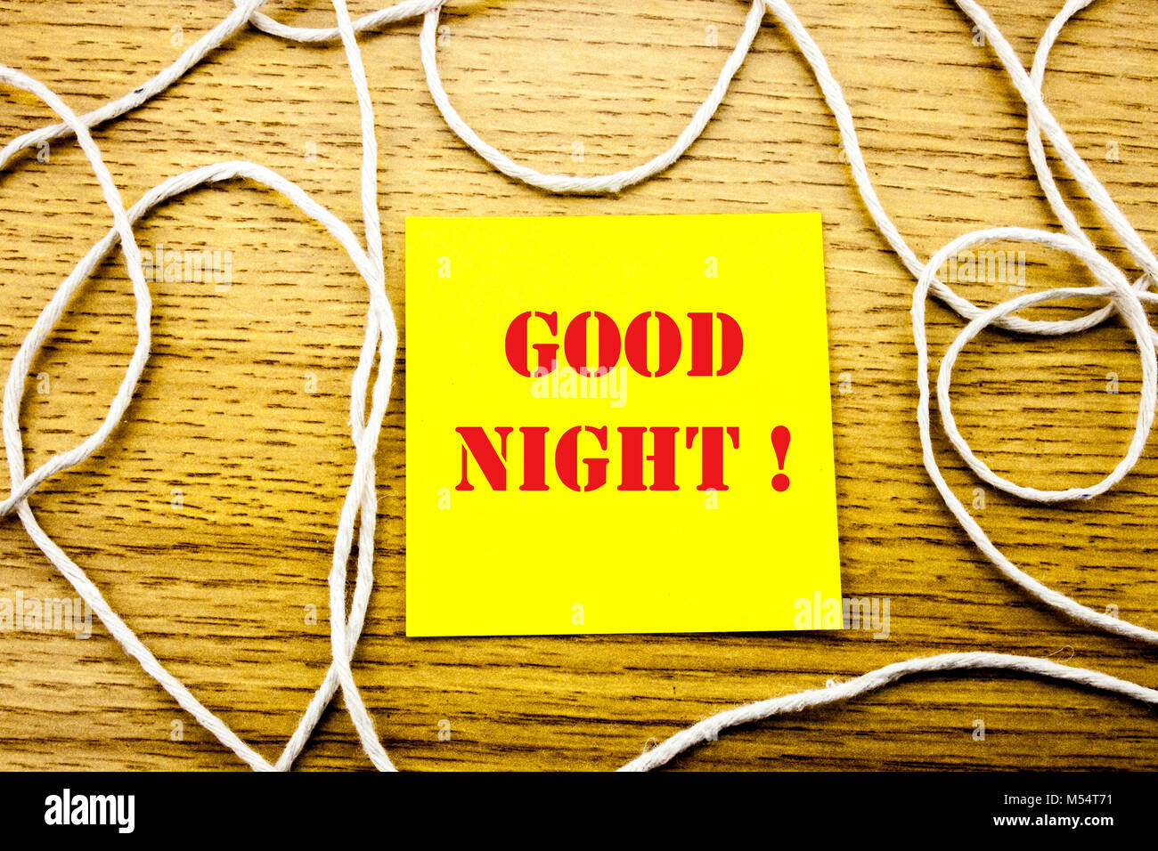 Buona notte. parola sul bigliettino giallo in background in legno. Bussines concetto. Motivazionale. Foto Stock