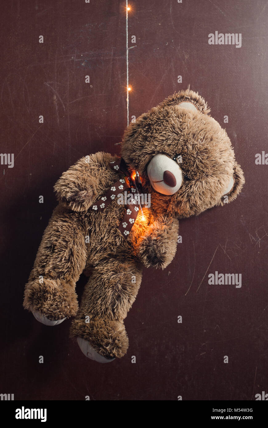 Orsacchiotto di peluche era appeso a una ghirlanda, il concetto di suicidi tra i bambini, depressione, Foto Stock