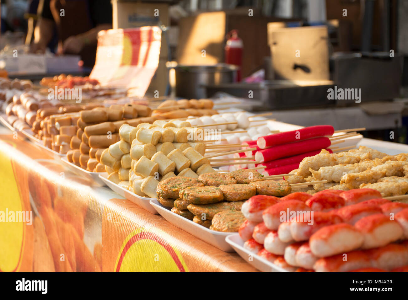 Salsicce e sfera di carne e pesce palla e imitazione Crab Stick per la cottura alla griglia o fritto in vendita i viaggiatori persone a Bang Mod festival presso Thung Khru Foto Stock