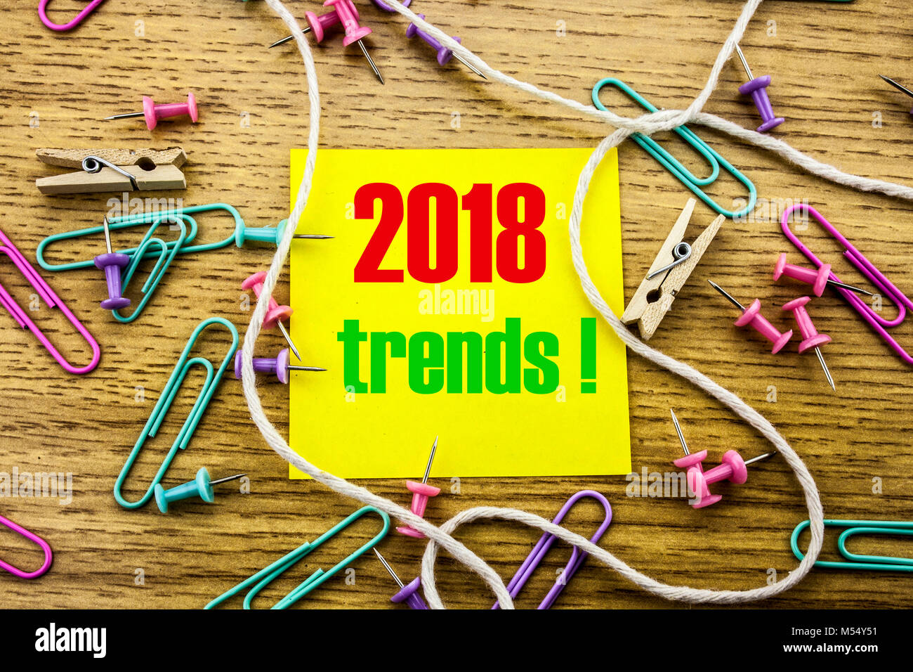 Tendenze 2018 testo sul bigliettino giallo su sfondo di legno. La minima nozione. 2018 tendenze. Foto Stock