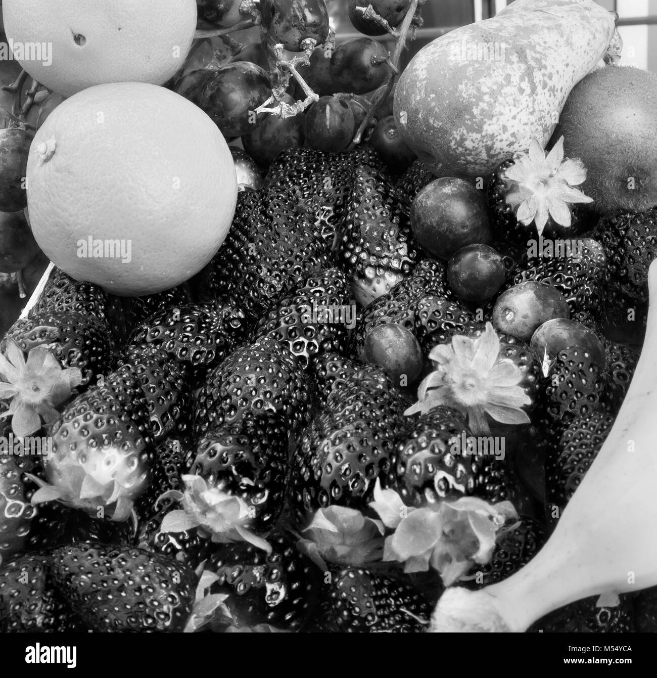 Frutto: fragole Arance Uve kiwi e banana. Foto in bianco e nero Foto Stock