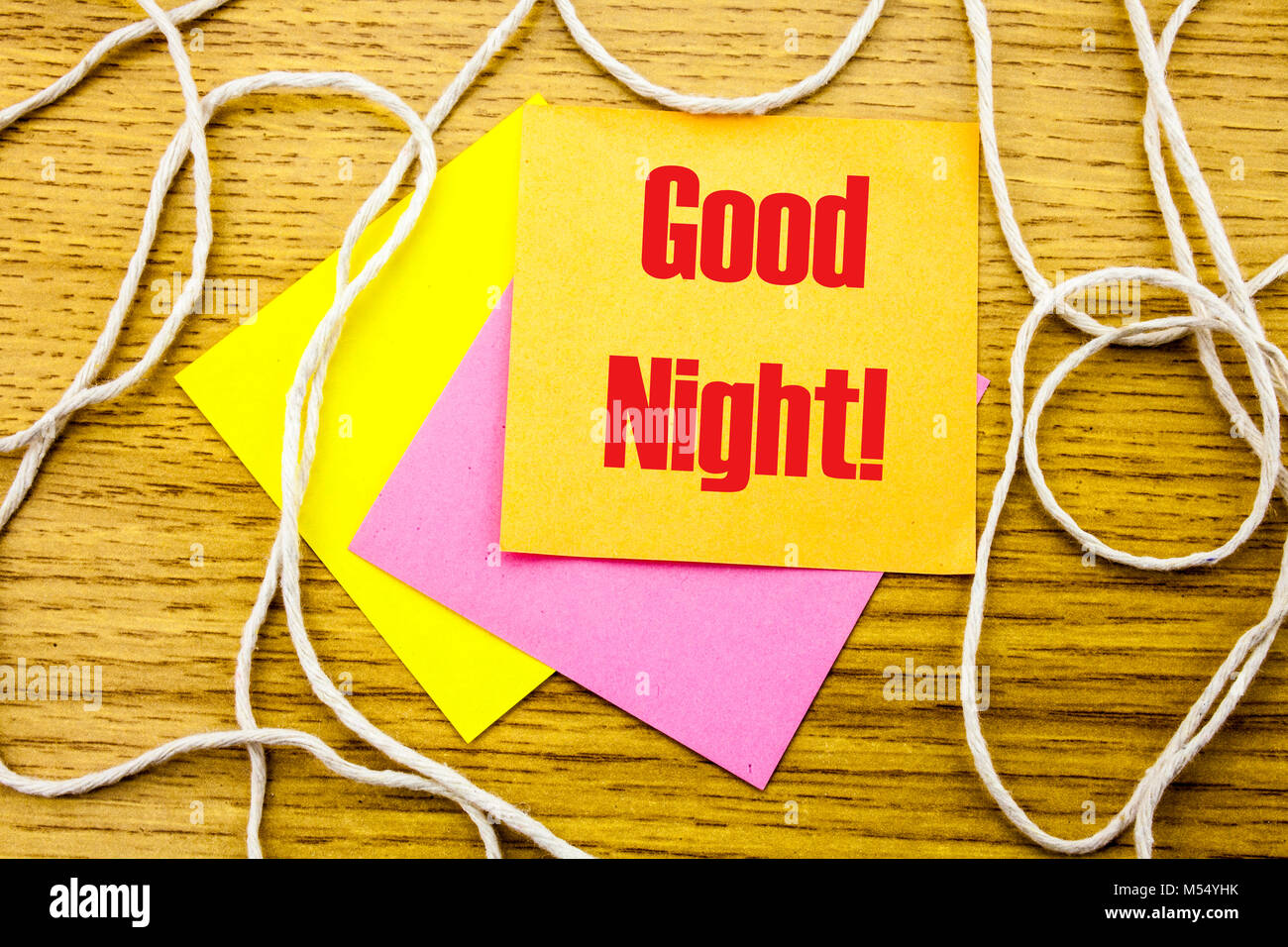 Buona notte. parola sul bigliettino giallo in background in legno. Bussines concetto. Motivazionale. Foto Stock