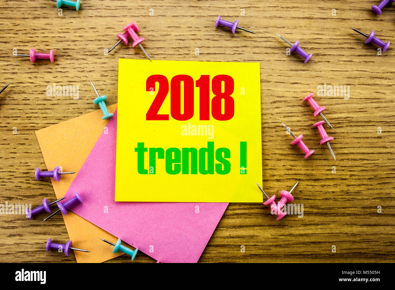Tendenze 2018 testo sul bigliettino giallo su sfondo di legno. La minima nozione. 2018 tendenze. Foto Stock