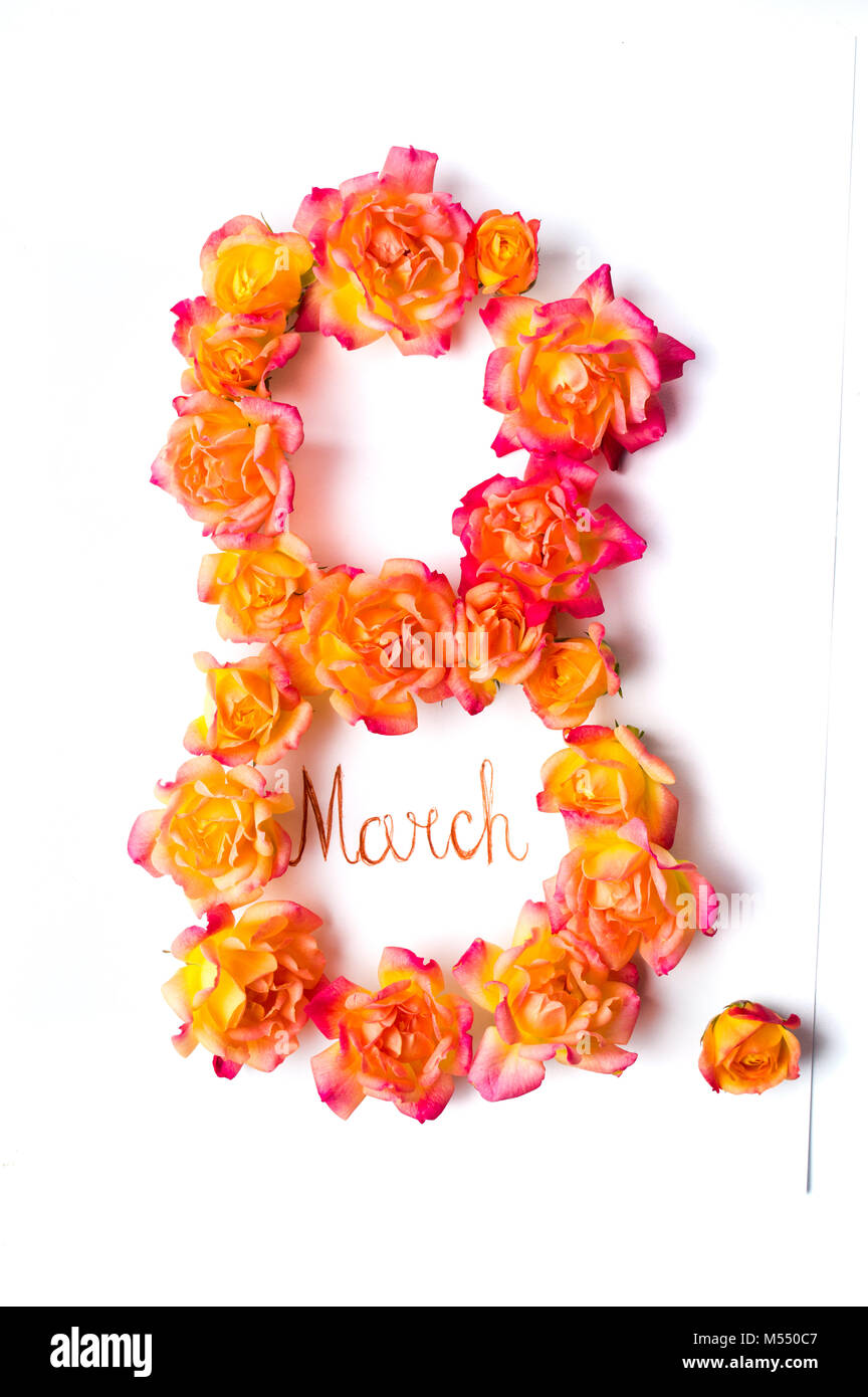 8 marzo carta di rose sagomata isolata su bianco Foto Stock