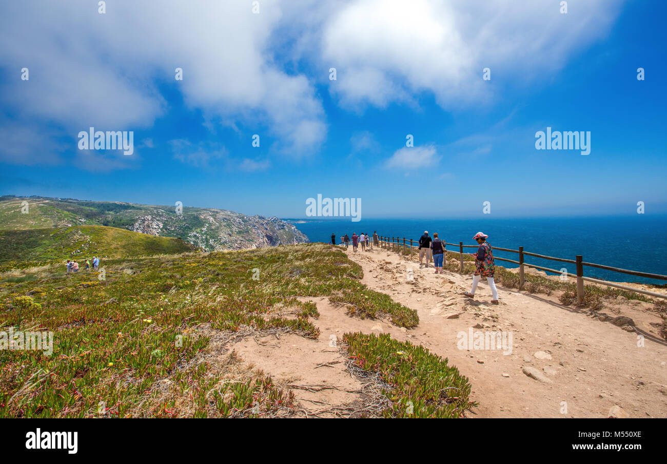COLARES, Portogallo, 20 giugno 2016 - Il sentiero vicino Cabo da Roca, Portogallo, il punto più occidentale del continente europeo Foto Stock
