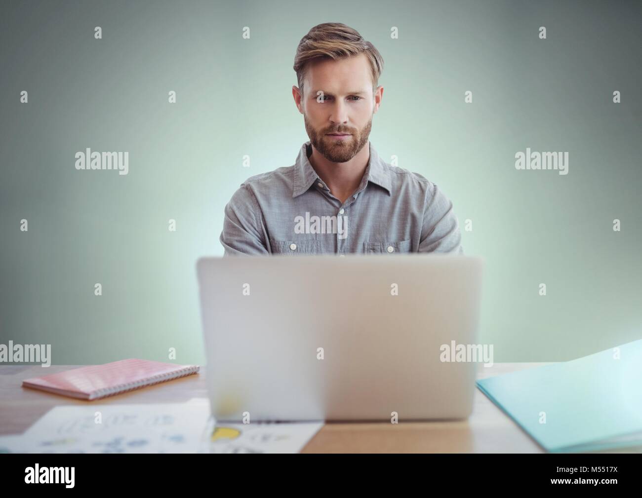 Composito Digitale di imprenditore lavorando sul computer portatile Foto Stock