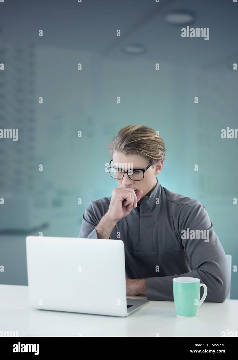 Imprenditore lavorando sul computer portatile Foto Stock