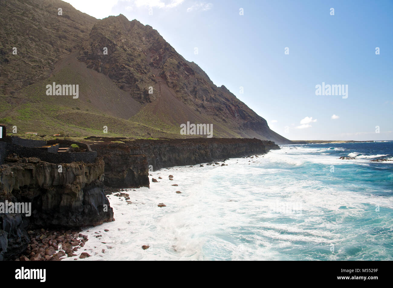 Vista panoramica delle scogliere della costa di la Baja Brava da El Pozo de la Salud (Sabinosa, isola di El Hierro, isole Canarie, mare Atlantico, Spagna) Foto Stock