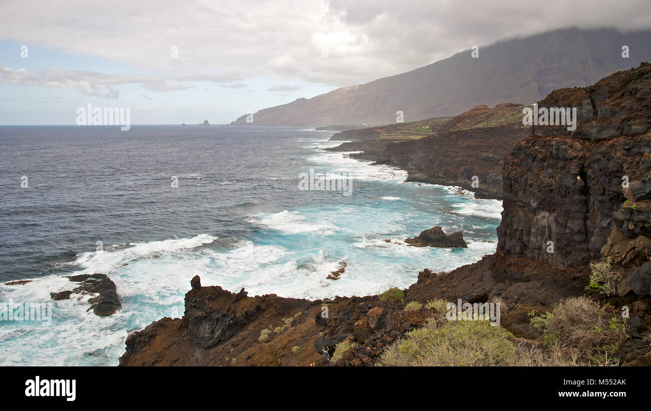 Vista panoramica delle scogliere della costa vicino alle piscine naturali di El Charco Azul nell'isola di El Hierro (Isole Canarie, Spagna) Foto Stock