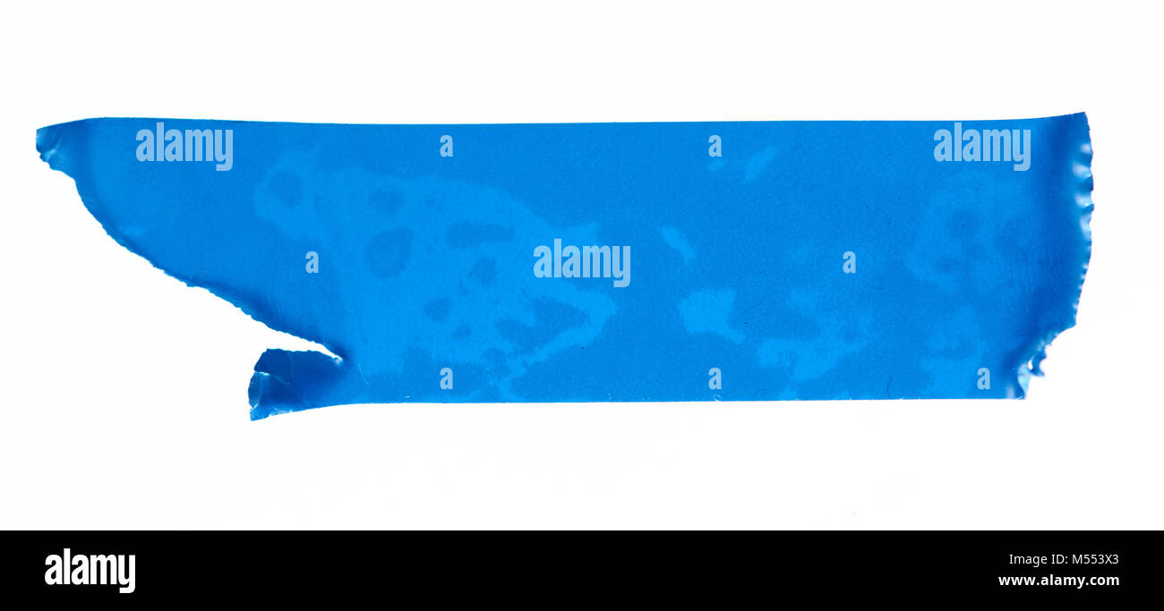 Un lungo pezzo di blu nastro per mascheratura isolati su sfondo bianco Foto Stock