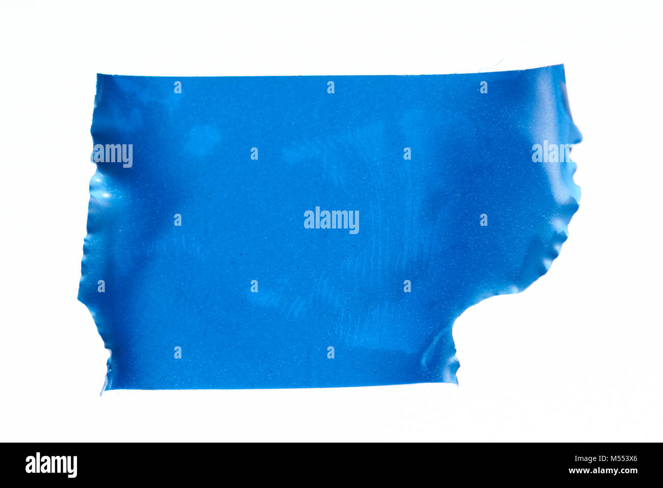 Blu in plastica il pezzo di nastro stretto in alto isolato su sfondo bianco Foto Stock