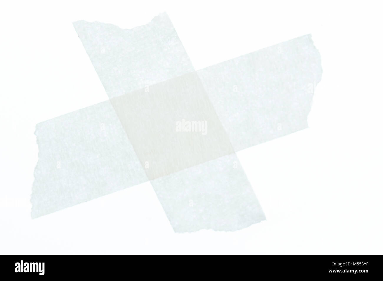 Croce dal nastro di mascheratura isolati su sfondo bianco Foto Stock