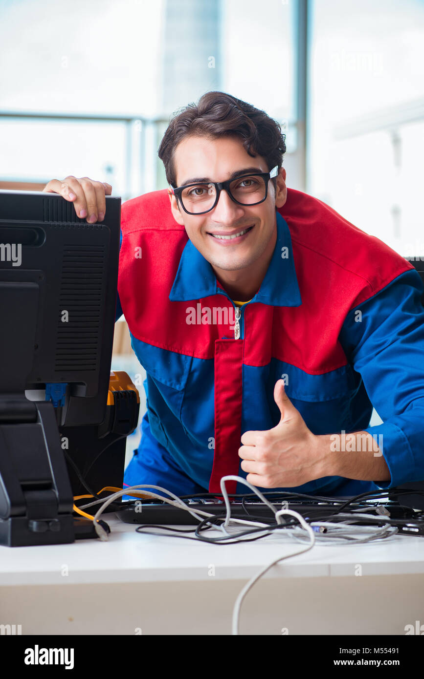 Computer repairman lavorando sulla riparazione dei computer in workshop IT Foto Stock