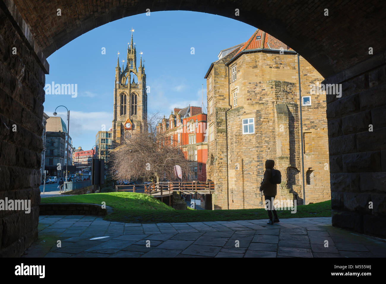 Newcastle upon Tyne Regno Unito, vista verso nord lungo St Nicholas Street verso la torre della cattedrale con il cancello nero museo ubicato sulla destra. Foto Stock