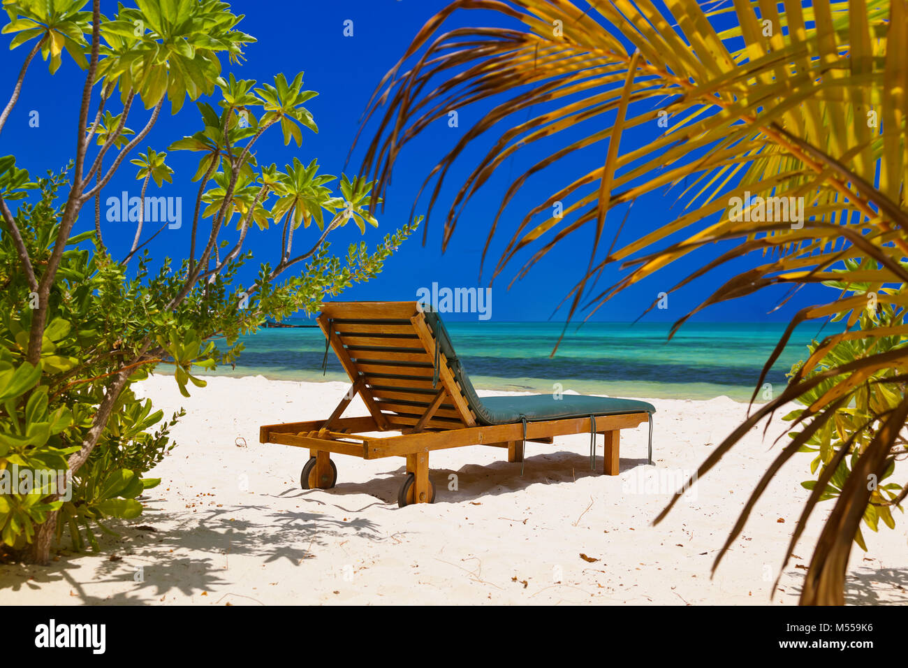 Sdraio sulla spiaggia delle Maldive Foto Stock