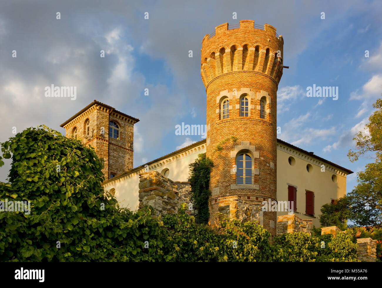 BUTTRIO, Italia - Settembre 2013: vista del castello di Buttrio al tramonto, in una produzione di vino di territorio della regione Friuli Venezia Giulia. Foto Stock