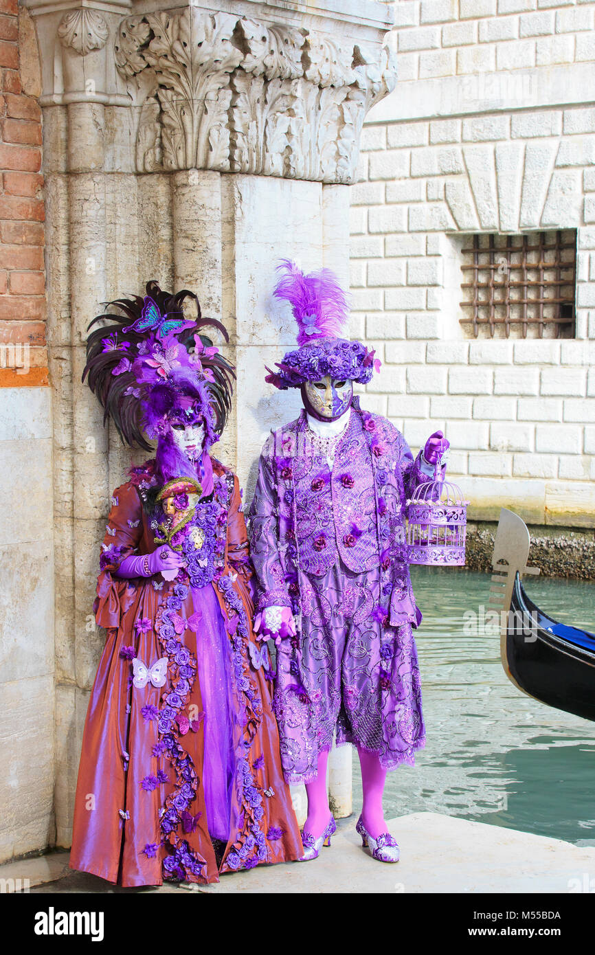 Una coppia di gente in costume al di fuori del palazzo del doge durante il  Carnevale di Venezia (Carnivale di Venezia) a Venezia, Italia Foto stock -  Alamy