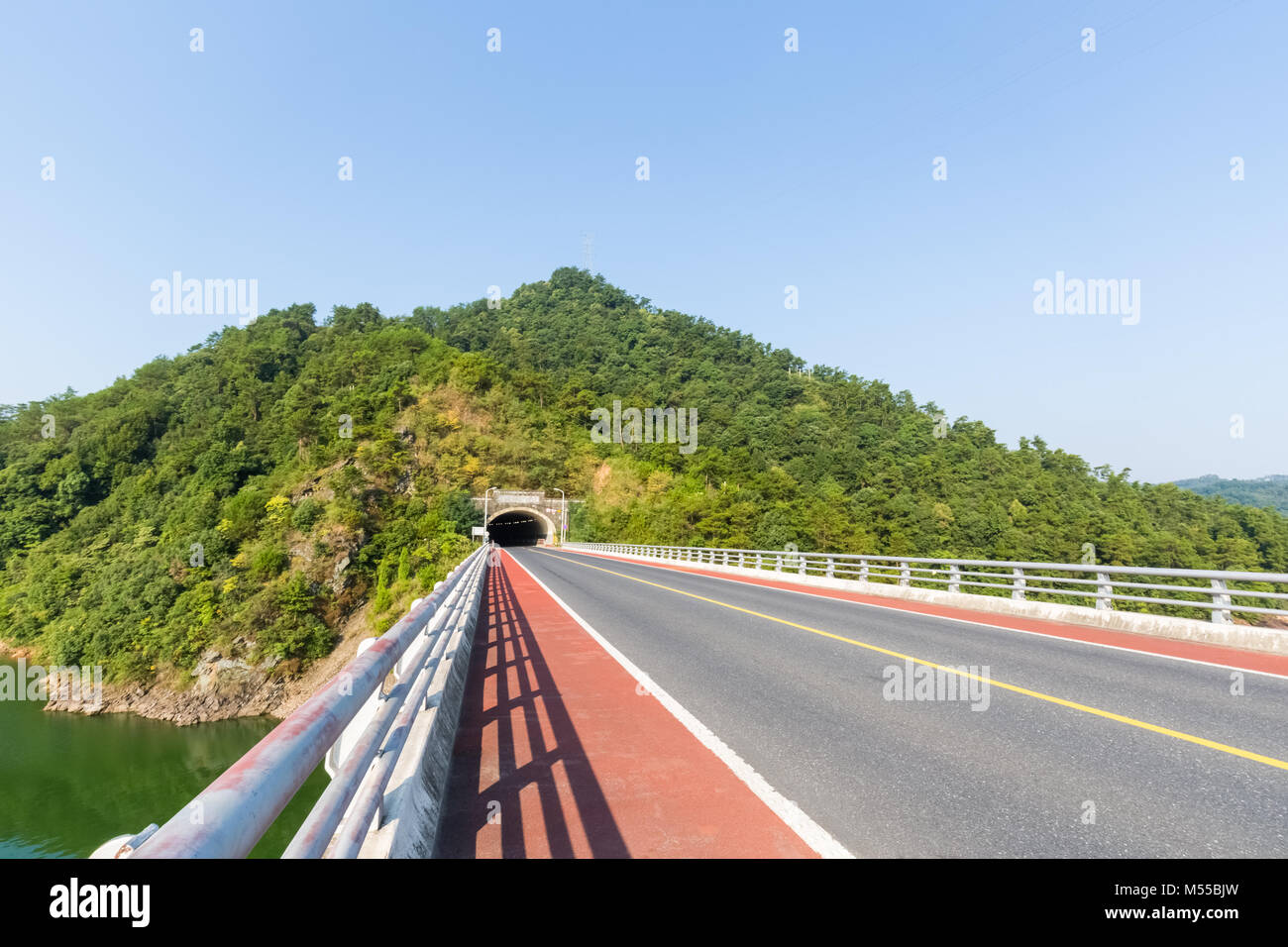 Tunnel stradale e collina Foto Stock