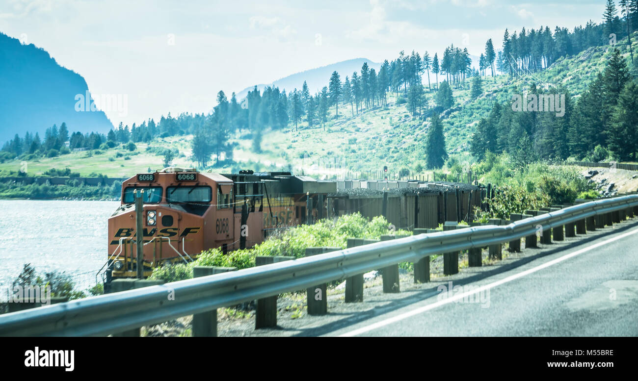 Montana paesaggi con treno pesante locomotiva a motore che passa attraverso Foto Stock