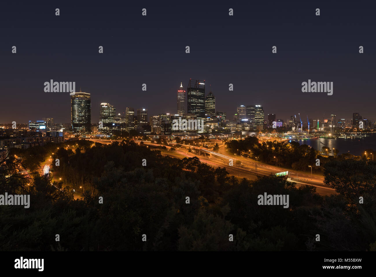 PERTH, Australia, WA / Western Australia - 2018 gennaio 03, il Kings Park di Perth, Kings Park . Perth Skyline al blue ora . (Foto di Ulrich Roth/www Foto Stock