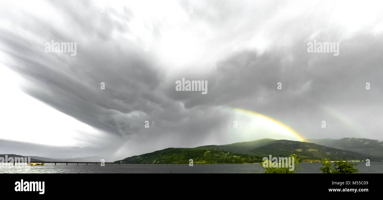 Guidando attraverso il montana vasti paesaggi di montagna, Foto Stock