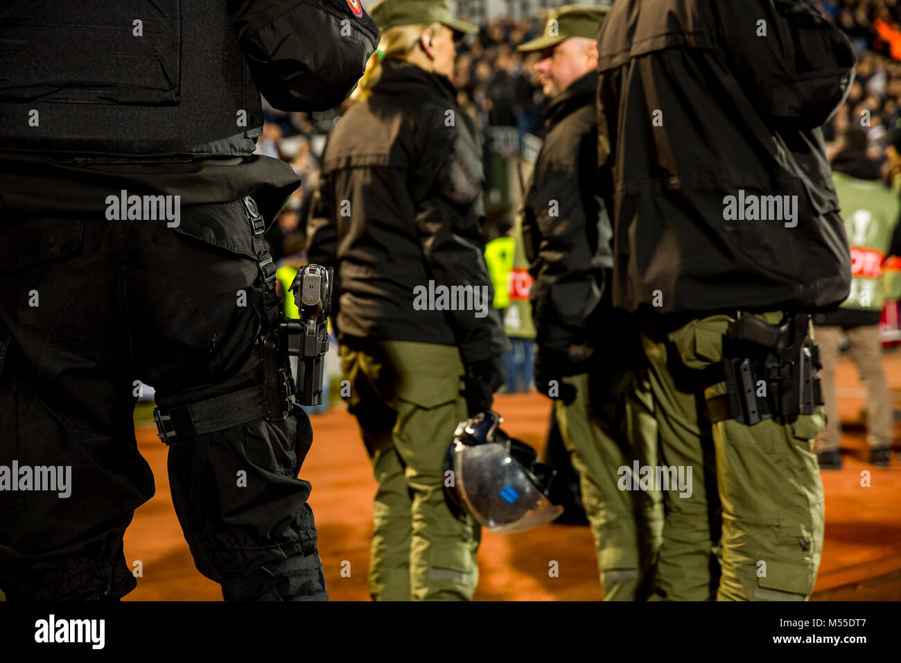 Speciale unità di polizia presso lo stadio caso fissare un sicuro match contro i teppisti Foto Stock