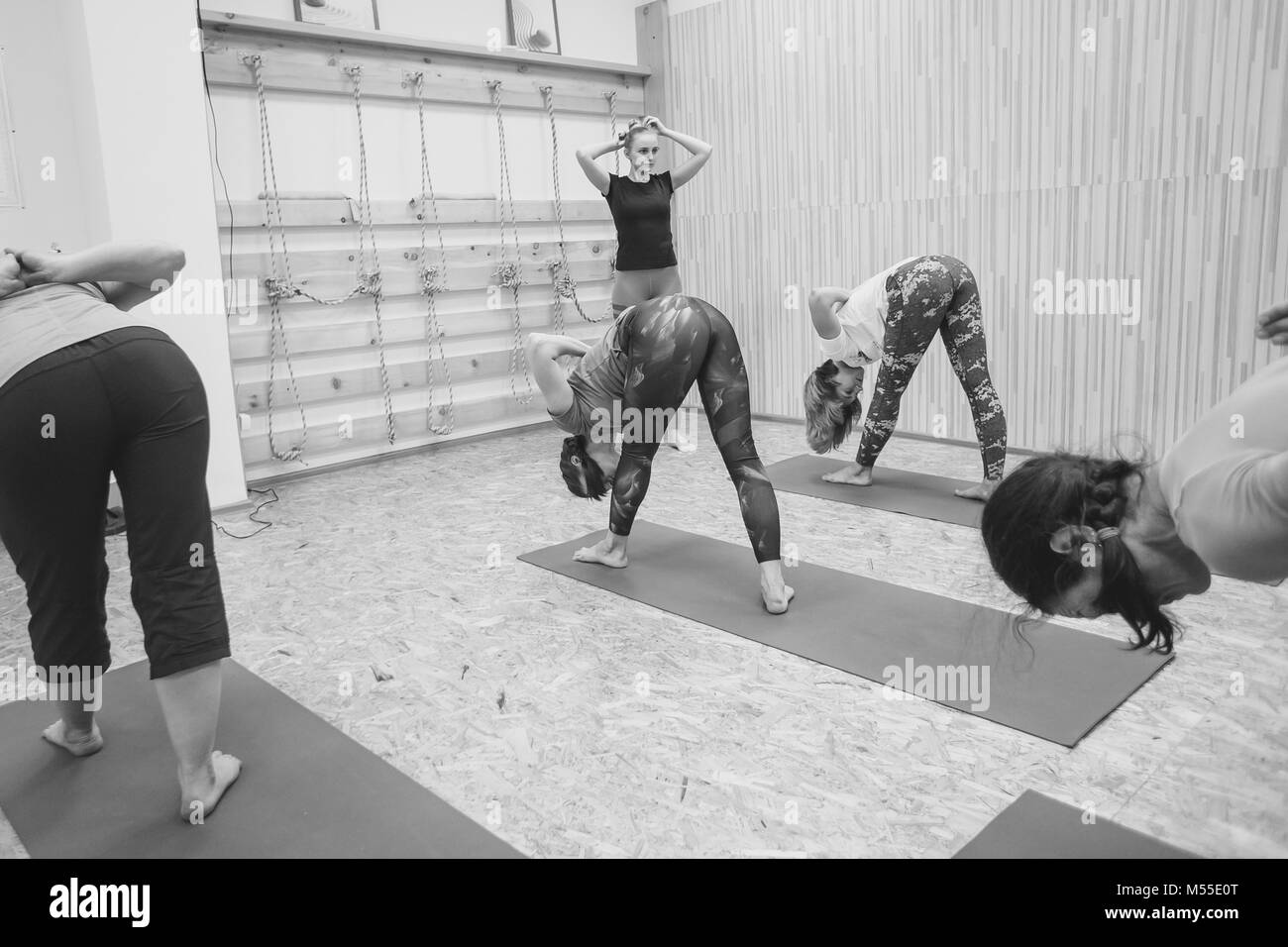 Novokuzneck, Russia, 30.01.2018: Yoga classe formazione, esercizi del mattino in interni bianchi Foto Stock