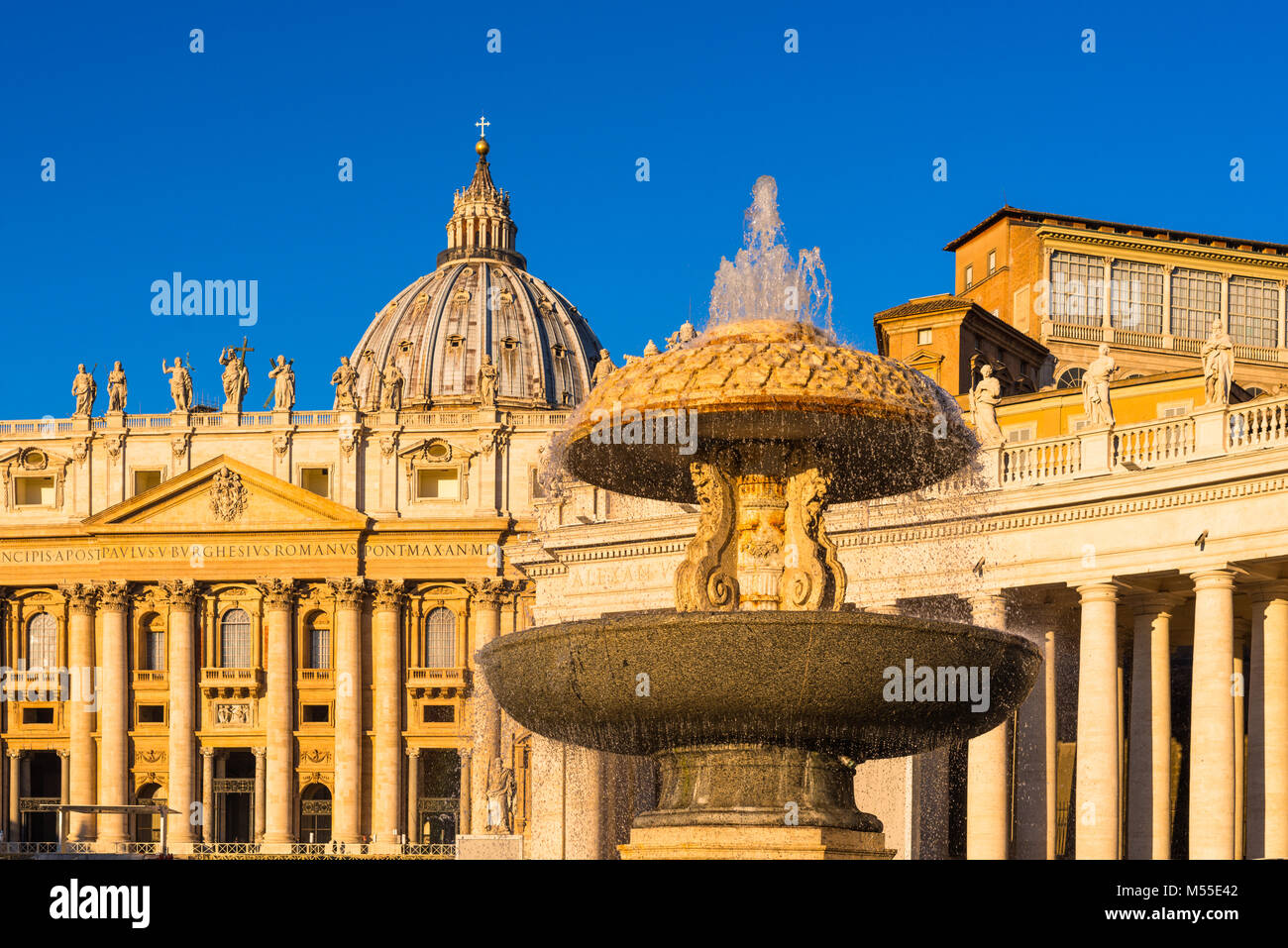 Bernini fontane a piazza San Pietro nella mattina presto luce, Città del Vaticano, Roma, Italia. Foto Stock