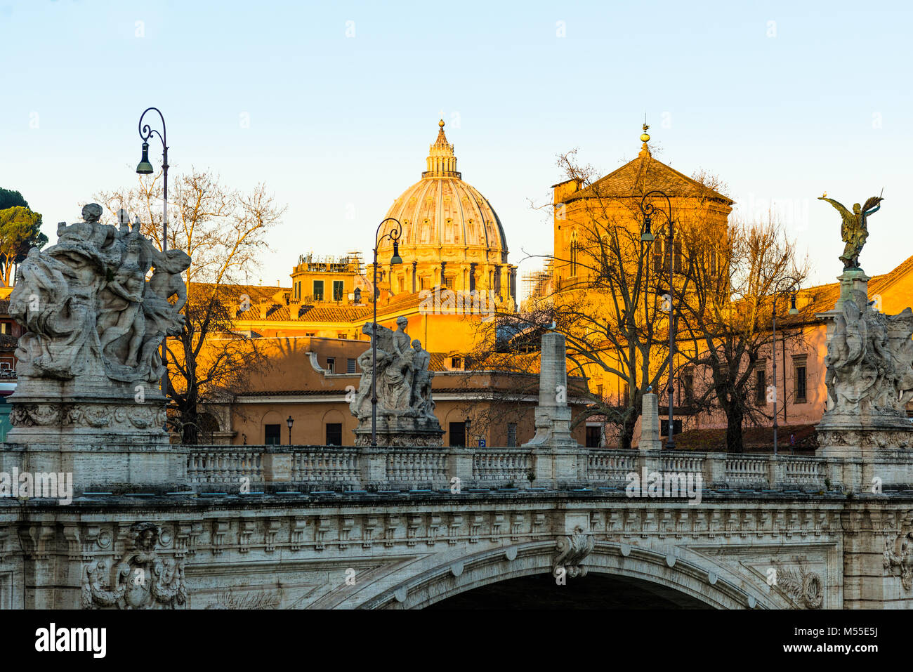 Il sunrise hits la Cattedrale di San Pietro e il Vaticano ma non ha ancora raggiunto il ponte Vittorio Emanuele II ponte in primo piano. Roma. L'Italia. Foto Stock