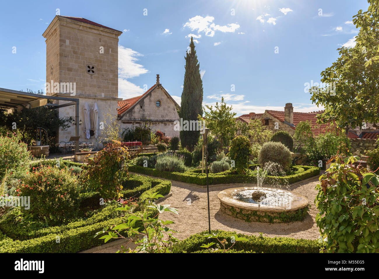 Monastero medievale giardino mediterraneo di St Lawrence, Sibenik, Croazia Foto Stock