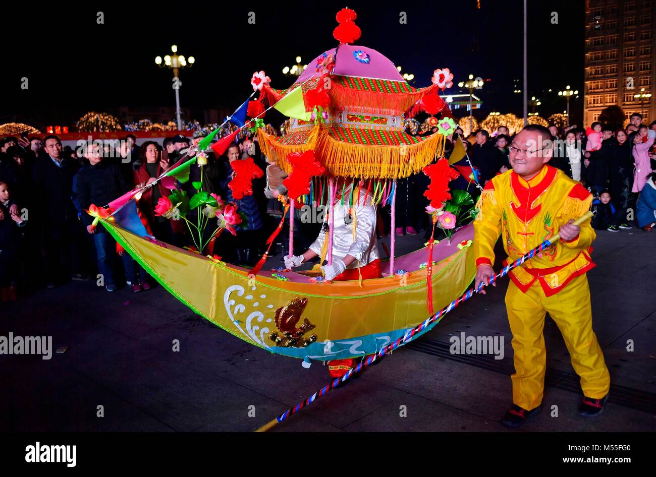 Enshi. 19 Feb, 2018. Artisti Folk eseguire a Xuan'en County, centrale cinese della provincia di Hubei, febbraio 19, 2018, il quinto giorno del Festival di Primavera di vacanza. Credito: Song Wen/Xinhua/Alamy Live News Foto Stock
