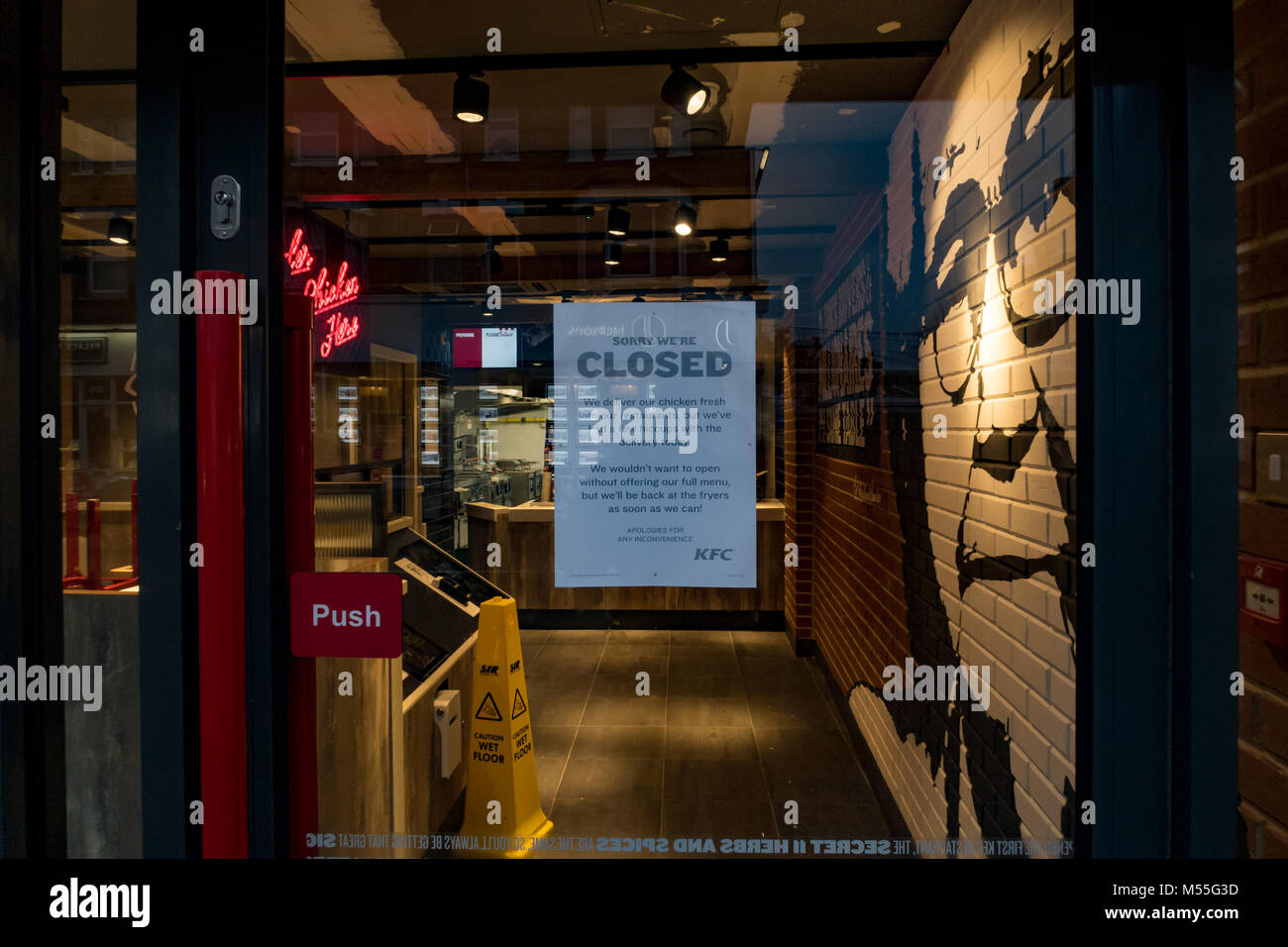 Earlsfield, London, Regno Unito 20 Febbraio 2018. La maggior parte di KFC punti vendita in tutto il Regno Unito e Repubblica di Irlanda è rimasta chiusa oggi a causa di una alimentazione Segnalato problema della catena che ha portato a una carenza di pollo. Questo segno di questo negozio in Earlsfield, Londra non ha dato alcuna indicazione di quando essi dovrebbero riaprire. Credito: Milton Cogheil/Alamy Live News Foto Stock