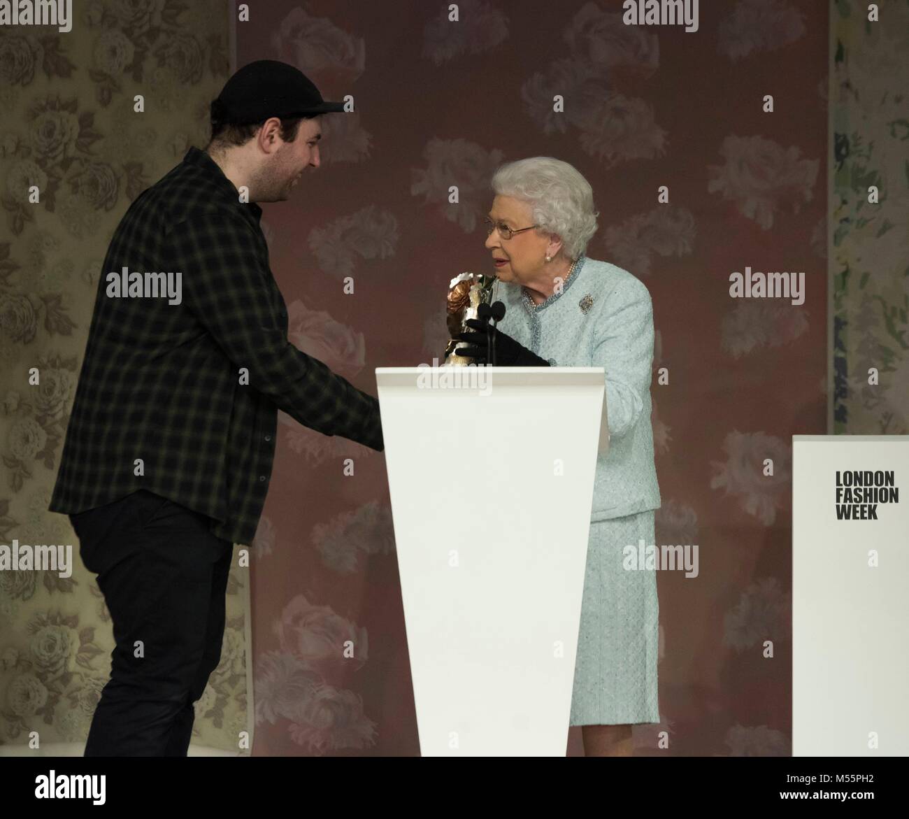 Londra, Regno Unito. Xx Febbraio, 2018. Sua Maestà la Regina a Richard Quinn Fashion show durante la London Fashion Week Febbraio 2018 - Autunno/Inverno 2018. Londra, Regno Unito 20/02/2018 | Utilizzo di credito in tutto il mondo: dpa picture alliance/Alamy Live News Foto Stock