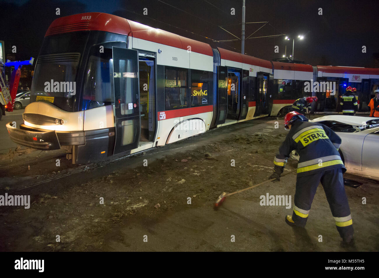 Gdansk, Polonia. Xx febbraio 2018. Vigili del fuoco ripulire il pasticcio dopo il tram derailmet nel centro di Danzica, Polonia. Xx febbraio 2018. La fermata del tram run off le sue rotaie e colpire la vettura, tre persone sono state leggermente ferite © Wojciech Strozyk / Alamy Live News Foto Stock