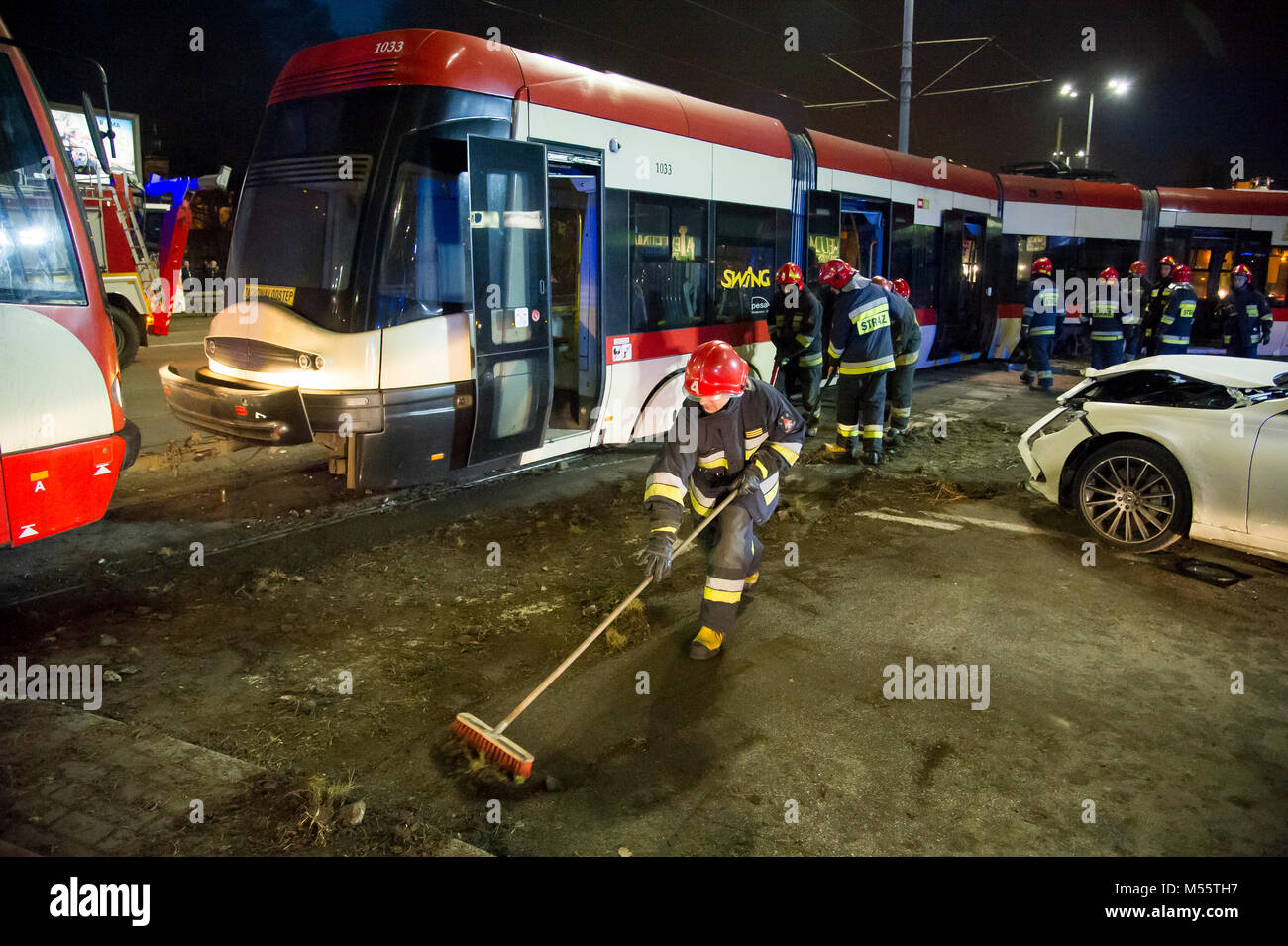 Gdansk, Polonia. Xx febbraio 2018. Vigili del fuoco ripulire il pasticcio dopo il tram derailmet nel centro di Danzica, Polonia. Xx febbraio 2018. La fermata del tram run off le sue rotaie e colpire la vettura, tre persone sono state leggermente ferite © Wojciech Strozyk / Alamy Live News Foto Stock