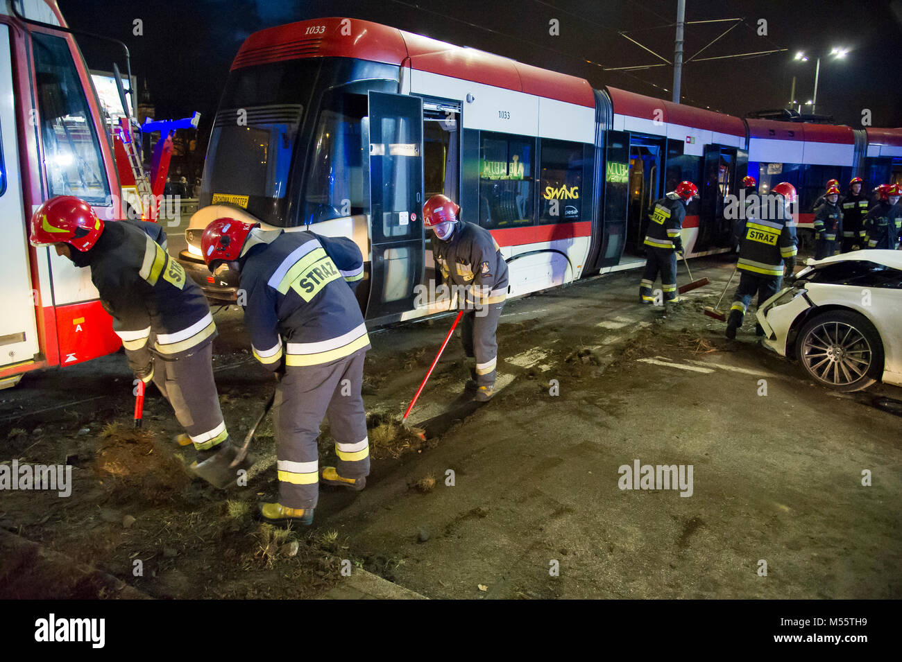 Gdansk, Polonia. Xx febbraio 2018. Vigili del fuoco ripulire il pasticcio dopo il tram derailmet nel centro di Danzica, Polonia. Xx febbraio 2018. La fermata del tram run off le sue rotaie e colpire la vettura, tre persone sono state leggermente ferite © Wojciech Strozyk / Alamy Live News Foto Stock