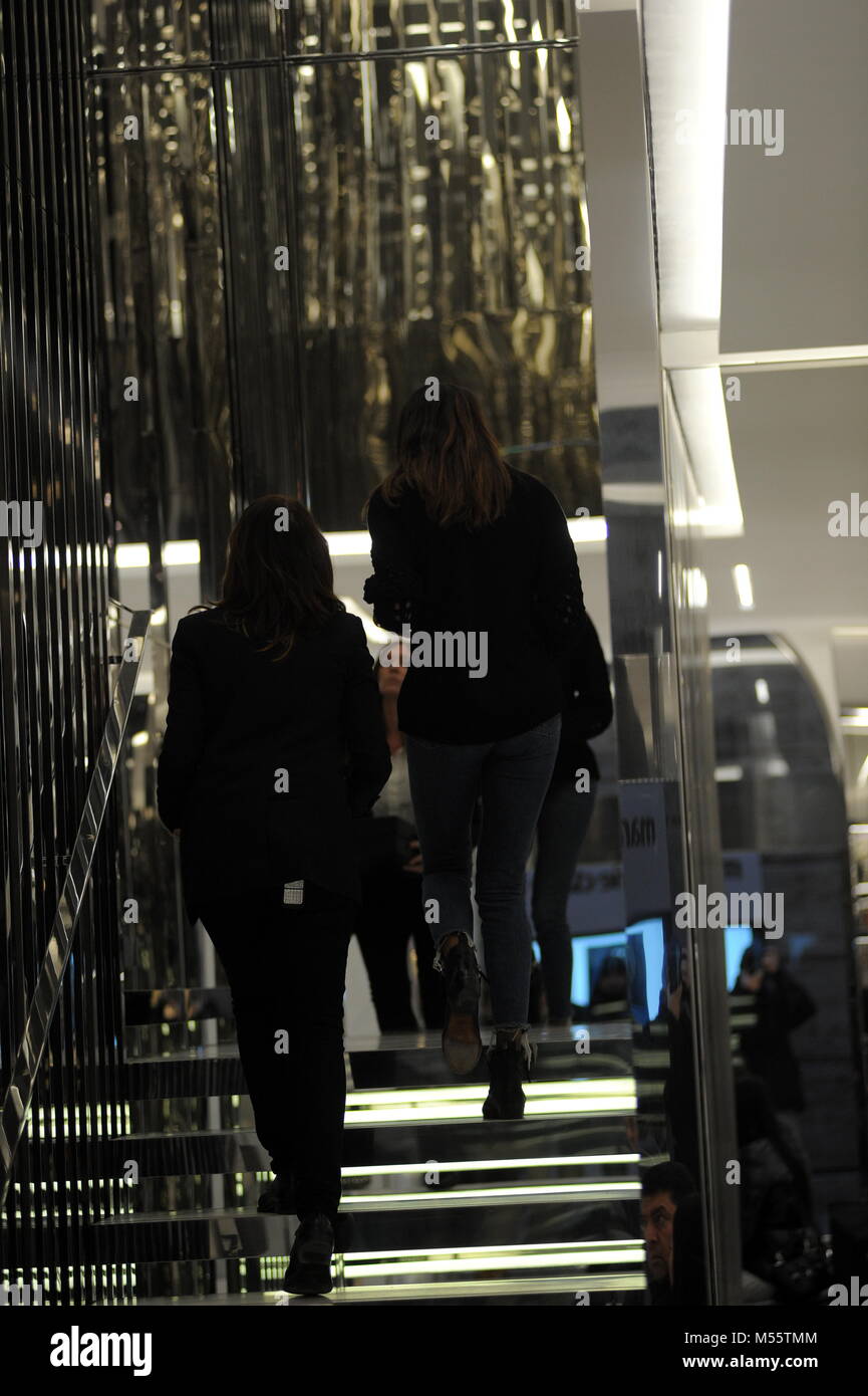 Milano, Belen Rodriguez shopping downtown con Andrea Iannone Belen Rodriguez arriva nel centro cittadino con il suo fidanzato Andrea Iannone, e dopo aver parcheggiato la loro potente vettura immettere la boutique di 'Saint LAURENT'. Il loro shopping dura quasi un ora e mezza, e talvolta entrambi Iannone e Belen vieni giù e andare a controllare come è il piccolo SANTIAGO che lo ha lasciato da solo in auto! Dopo la finitura shopping, Belen e Iannone, che si copre il viso per non essere fotografati, arrivare in auto ma si arresta dopo pochi metri e andare giù questa volta tutti insieme per andare al ALESSANDRO MARTORANA showroom in Via Della Spig Foto Stock