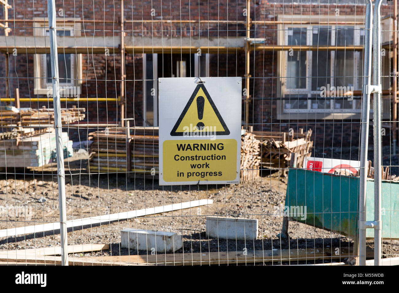 Maynooth, nella contea di Kildare, Irlanda. 20 FEB 2018: Segno di avvertimento sul sito della costruzione in Maynooth dove le nuove case sono in fase di compilazione. Foto Stock