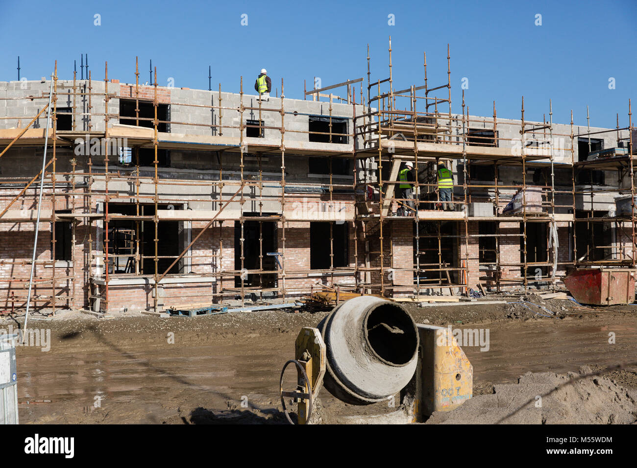 Maynooth, nella contea di Kildare, Irlanda. 20 FEB 2018: Irish alloggiamento lotte di settore per soddisfare la domanda come ancora non abbastanza nuove case sono costruite. Sito in costruzione in Maynooth. Foto Stock
