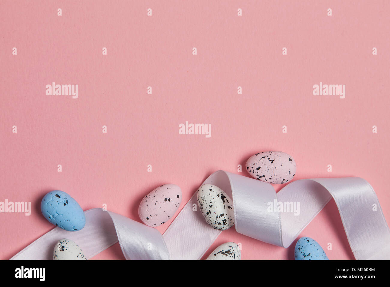 Una collezione di uova di pasqua su un pastello sfondo rosa Foto Stock