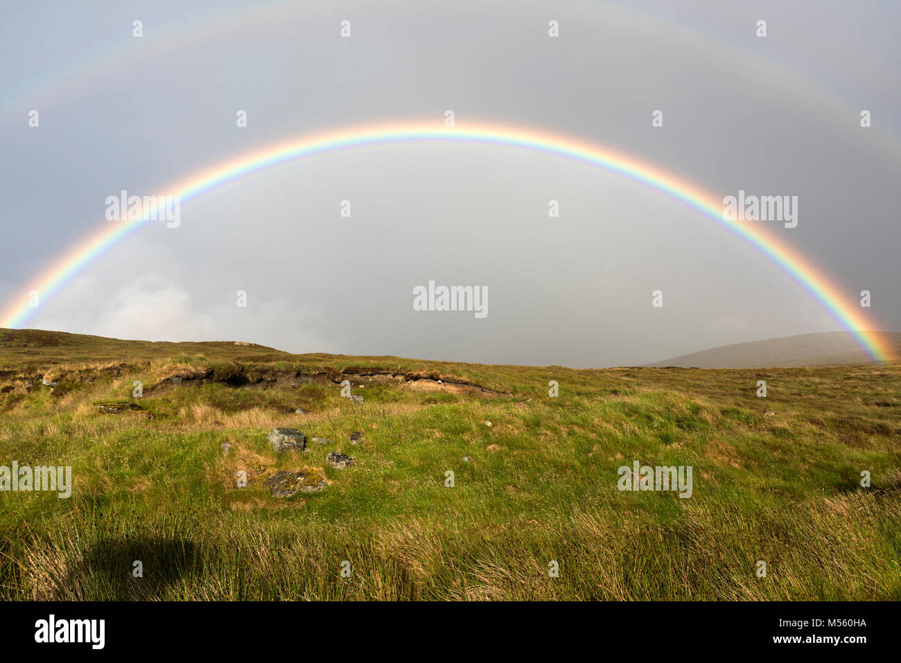 Un doppio arcobaleno oltre i mori sull' isola di North Uist Foto Stock